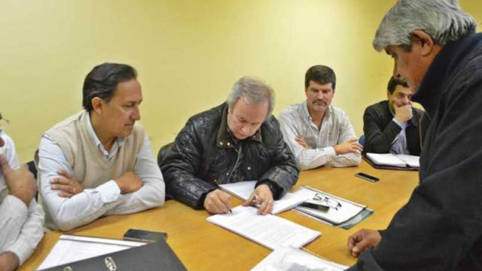 Peralta rubricó acta de compromiso por emergencia hídrica en Caleta Olivia